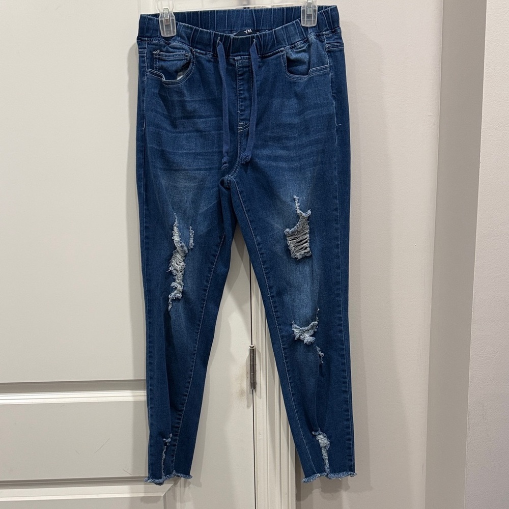 Trendy Distressed Ankle Jeans in Deep Blue